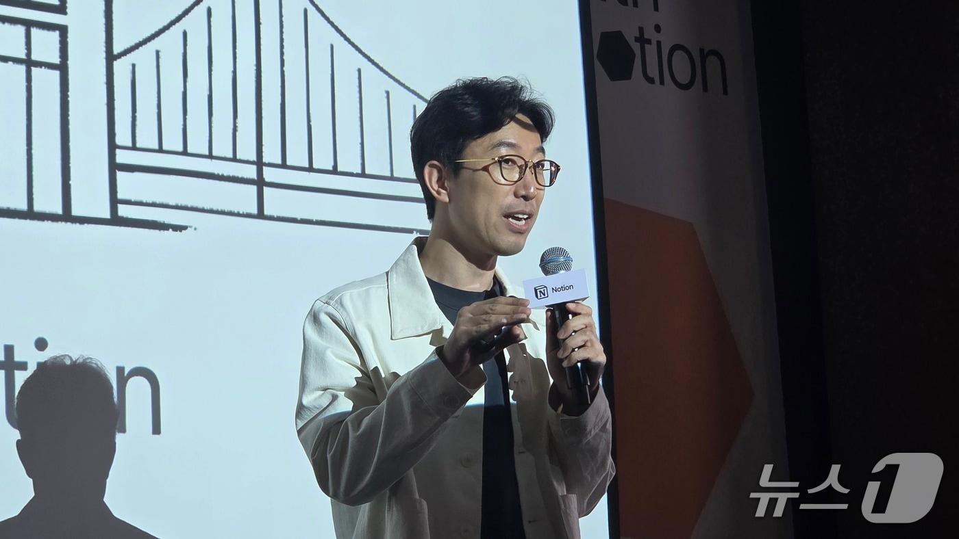 본문 이미지 - 박대성 노션(Notion) 한국지사장이 서울 중구 더플라자호텔에서 열린 Make with Notion 2025 기자간담회서 발언하고 있다. 2025.10.23 뉴스1 ⓒ News1 김민석 기자