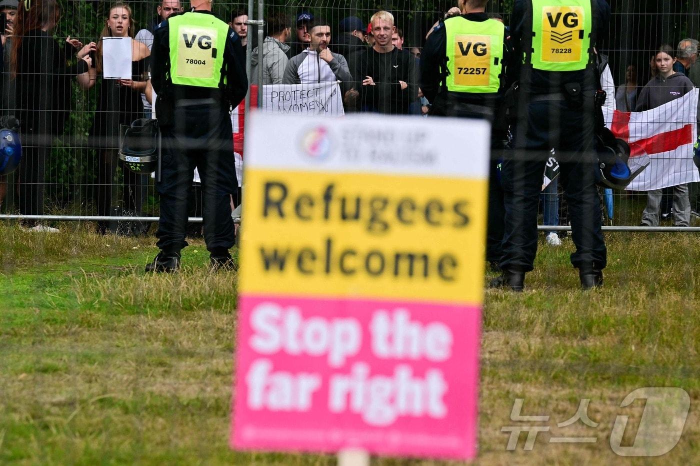영국에서 반이민시위대가 펜스를 사이에 두고 진보진영 시위대와 대치하는 모습 ⓒ AFP=뉴스1
