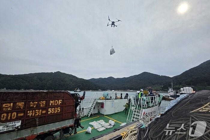 본문 이미지 - 드론으로 해양쓰레기를 운송하는 장면 (인천시 제공.재판매 및 DB금지)