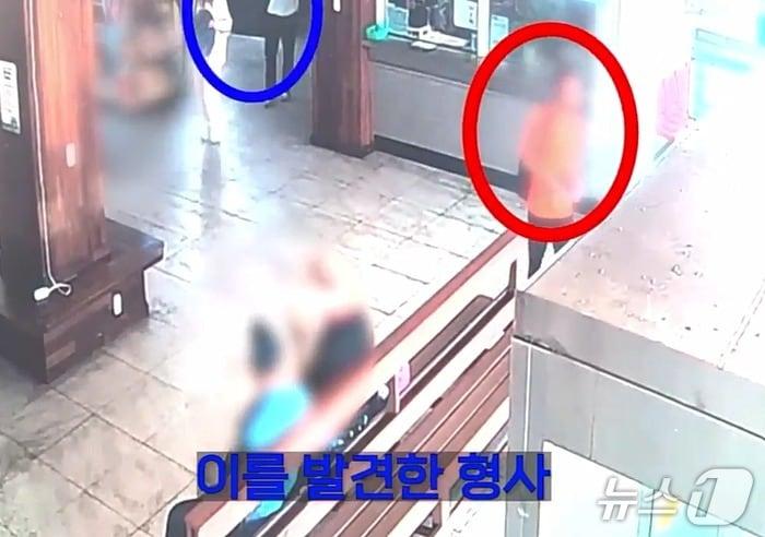 본문 이미지 - 지난 7월8일 제주시 소재 버스터미널에서 절도 혐의를 받는 50대 남성&#40;빨간색 원&#41;를 포착한 서귀포경찰서 형사&#40;파란색 원&#41;.&#40;제주경찰청 제공. 재판매 및 DB 금지&#41;