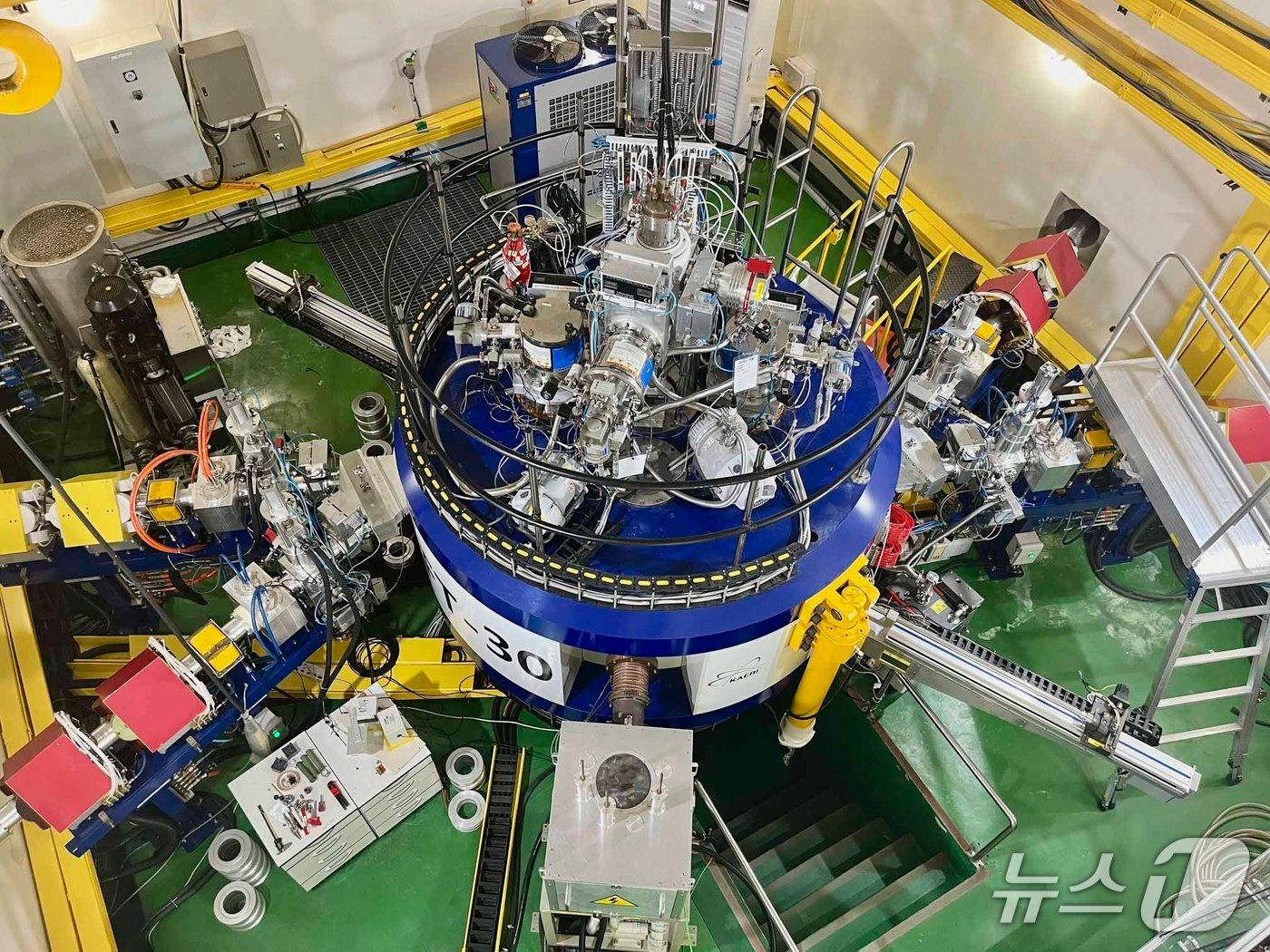 본문 이미지 - 한국원자력연구원 첨단방사선연구소에 위치한 ‘RFT-30 사이클로트론. &#40;한국원자력연구원 제공. 재판매 및 DB금지&#41; 2025.10.23/뉴스1