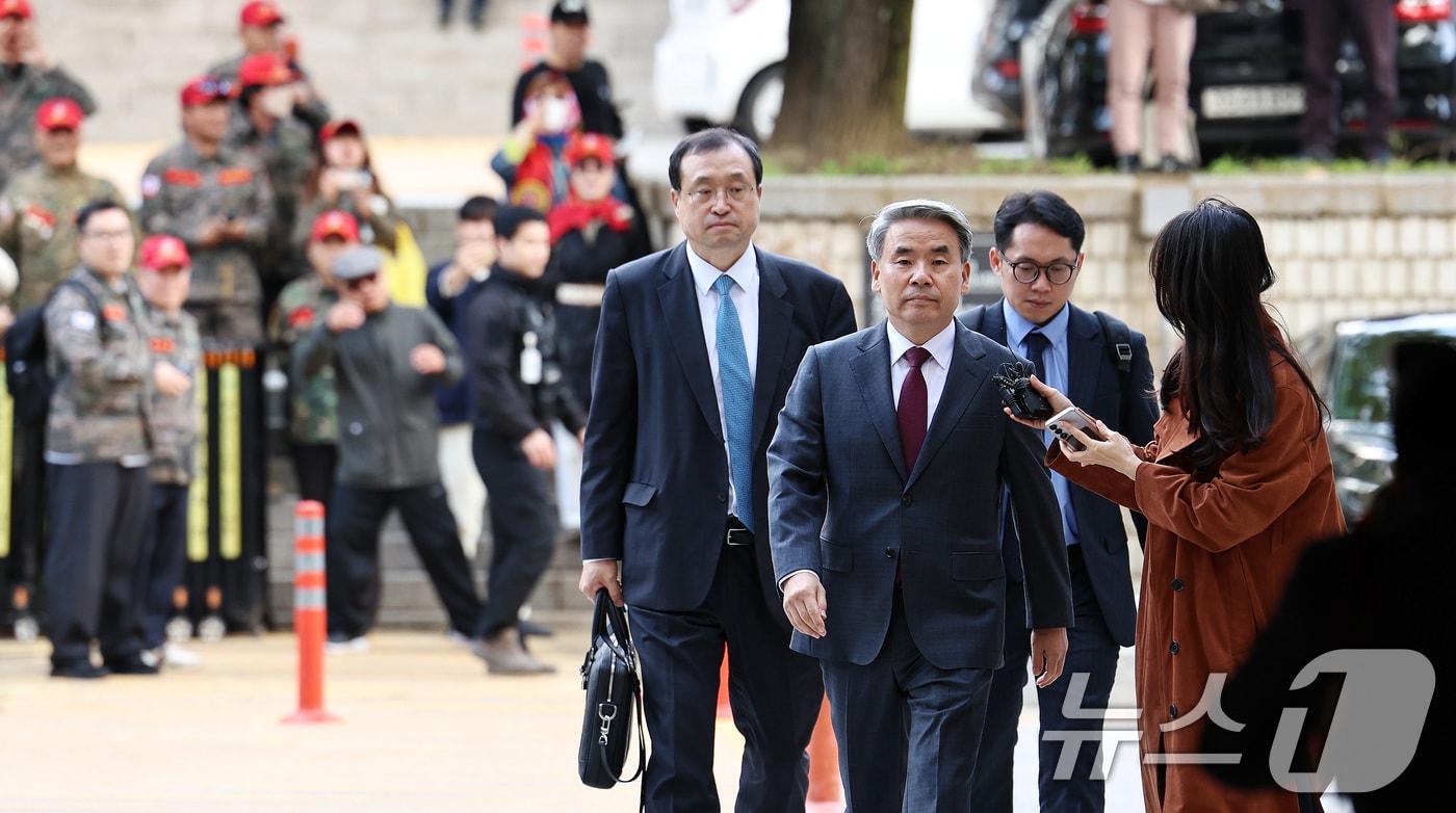 채상병 순직 및 수사 외압·은폐 의혹의 핵심 피의자인 이종섭 전 국방부 장관이 23일 오전 서초구 서울중앙지방법원에서 열린 구속 전 피의자 심문(영장실질심사)에 출석하고 있다. 2025.10.23/뉴스1 ⓒ News1 구윤성 기자