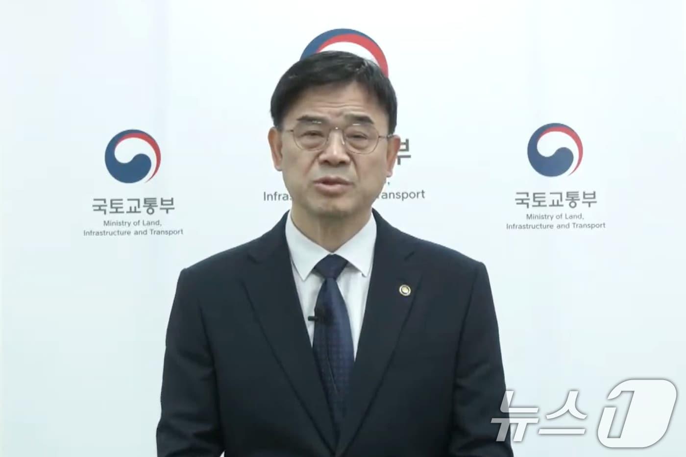 이상경 국토교통부 제1차관이 지난 23일 오전 10시 10분 유튜브 생중계를 통해 최근 자신의 부적절한 부동산 발언과 &#39;갭투자&#39;&#39;의혹에 대해 사과하고 있다. 이 차관은 24일 밤 사의를 표명했다. &#40;유튜브 캡처&#41; 2025.10.23/뉴스1 ⓒ News1 임세영 기자