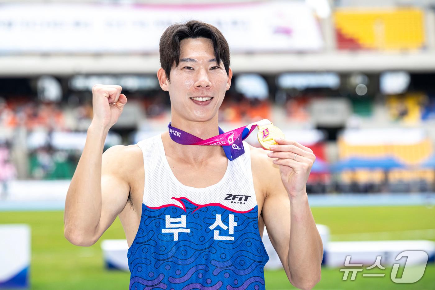 부산 연제구청 육상팀 소속 진민섭이 메달을 들어보이고 있다.(연제구 제공. 재판매 및 DB 금지)