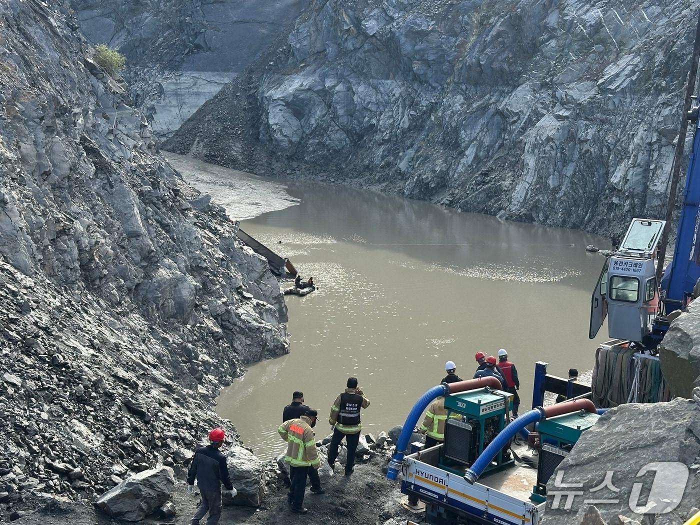 본문 이미지 -  보령 채석장 덤프추락 사고 현장. (보령소방서 제공, 재판매 및 DB금지) / 뉴스1