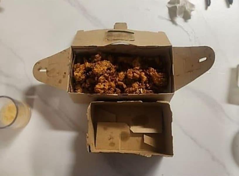 본문 이미지 - 다른 지점에서 치킨 상자(위), 그동안 주문한 동네 단골집 치킨 상자(아래). (온라인 커뮤니티 갈무리)