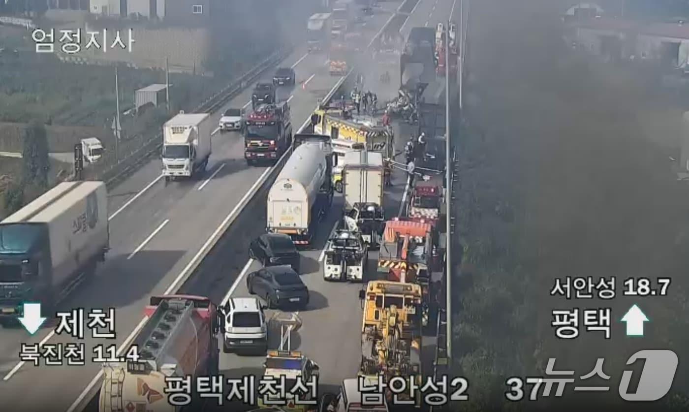 사고 현장. &#40;한국도로공사 CCTV 갈무리&#41;