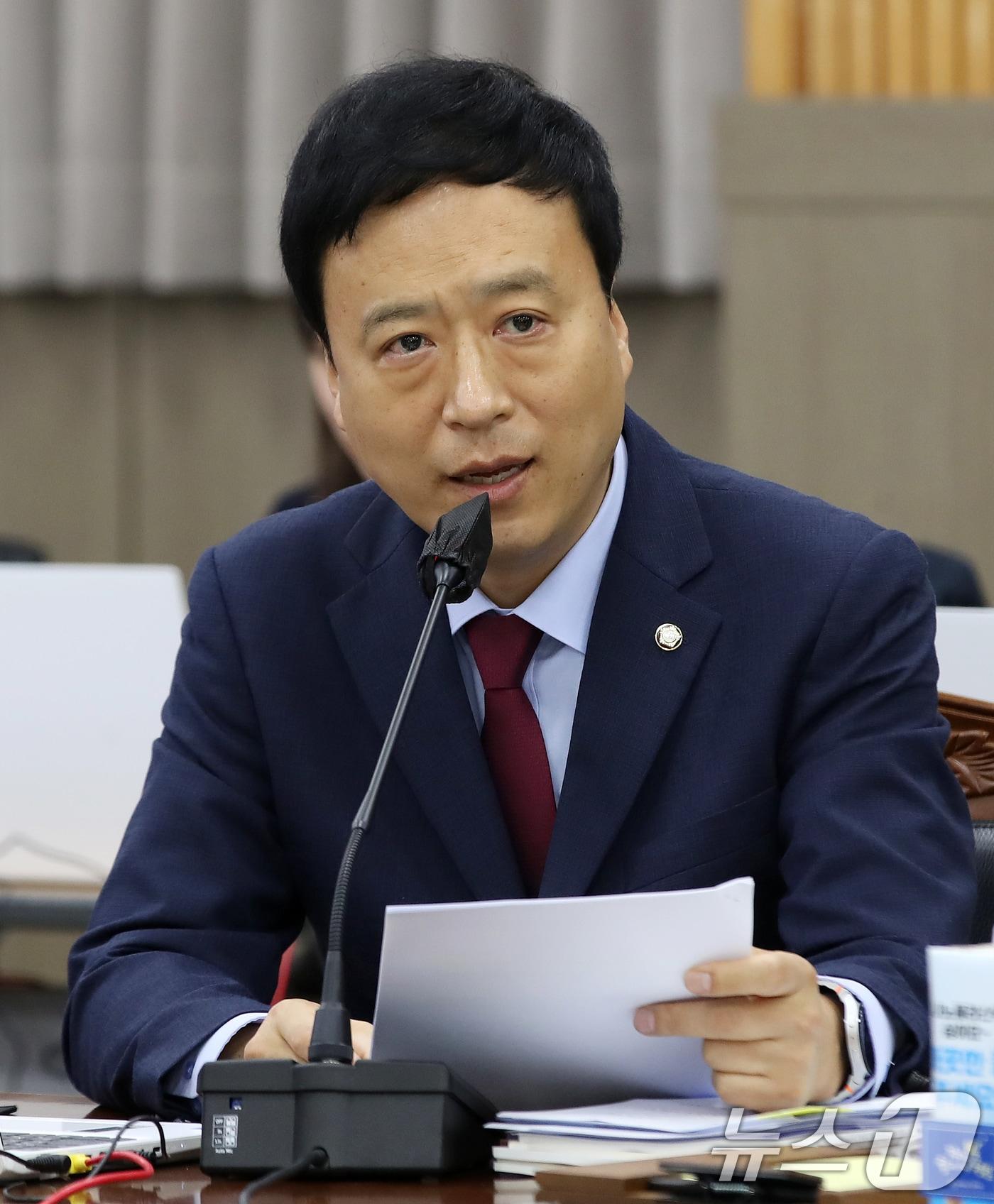 본문 이미지 - 정성국 국민의힘 의원이 23일 경남 창원 성산구 경남교육청에서 열린 국회 교육위원회의 경상국립대, 부산대, 경상국립대병원, 부산대병원, 부산대치과병원에 대한 국정감사에서 질의하고 있다. 2025.10.23/뉴스1 ⓒ News1 윤일지 기자