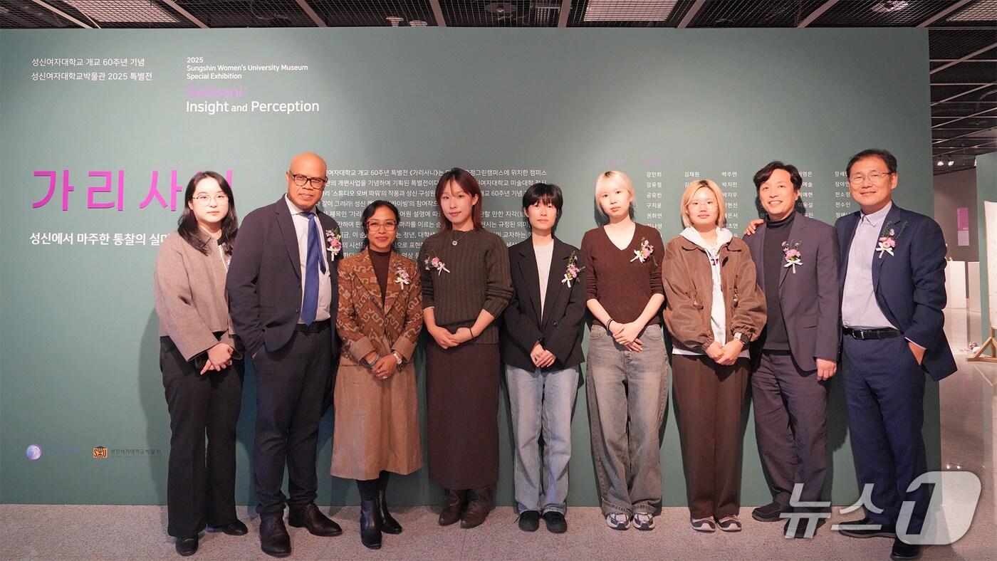 성신여대박물관 특별전 가라사니 관람 후 학생 작가들과 기념 촬영을 하고 있다.(성신여대 제공)