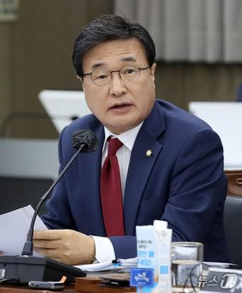 본문 이미지 - 김대식 국민의힘 의원이 23일 경남 창원 성산구 경남교육청에서 열린 국회 교육위원회의 경상국립대, 부산대, 경상국립대병원, 부산대병원, 부산대치과병원에 대한 국정감사에서 질의하고 있다. 2025.10.23/뉴스1 ⓒ News1 윤일지 기자