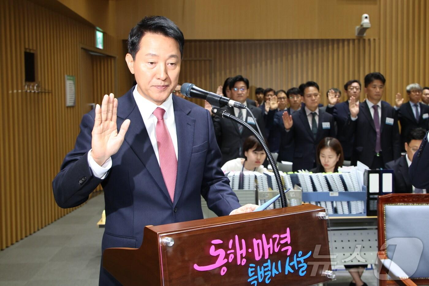 오세훈 서울시장이 23일 서울 중구 서울시청에서 열린 국회 행정안전위원회의 서울시에 대한 국정감사에서 선서하고 있다. &#40;공동취재&#41; 2025.10.23/뉴스1 ⓒ News1 황기선 기자