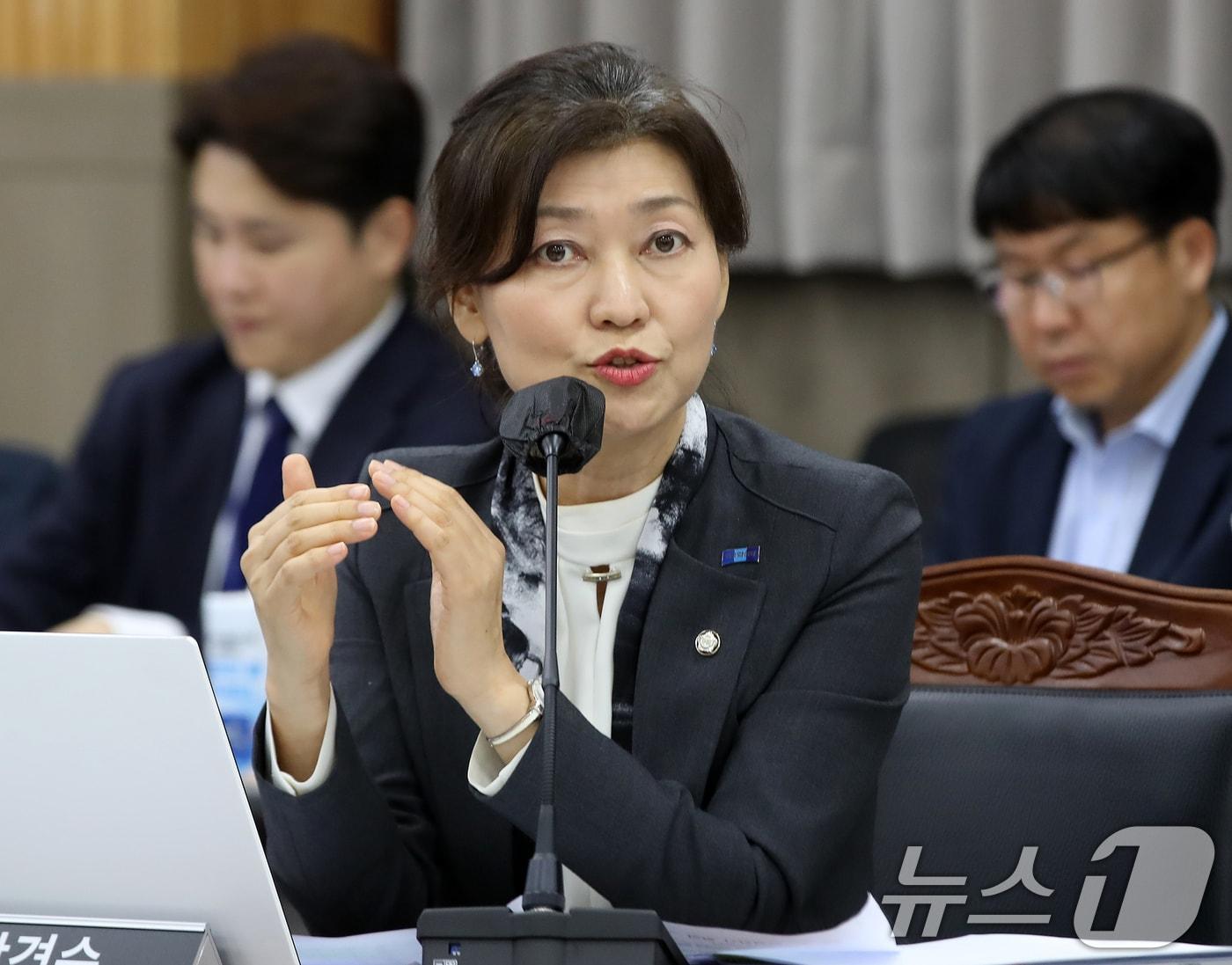 본문 이미지 - 강경숙 조국혁신당 의원이 지난달 23일 경남 창원 성산구 경남교육청에서 열린 국회 교육위원회의 경상국립대, 부산대, 경상국립대병원, 부산대병원, 부산대치과병원에 대한 국정감사에서 질의하고 있다. 2025.10.23/뉴스1 ⓒ News1 윤일지 기자