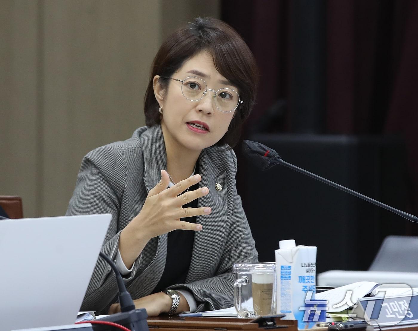 본문 이미지 - 고민정 더불어민주당 의원이 지난달 23일 경남 창원 성산구 경남교육청에서 열린 국회 교육위원회의 경상국립대, 부산대, 경상국립대병원, 부산대병원, 부산대치과병원에 대한 국정감사에서 질의하고 있다. 2025.10.23/뉴스1 ⓒ News1 윤일지 기자