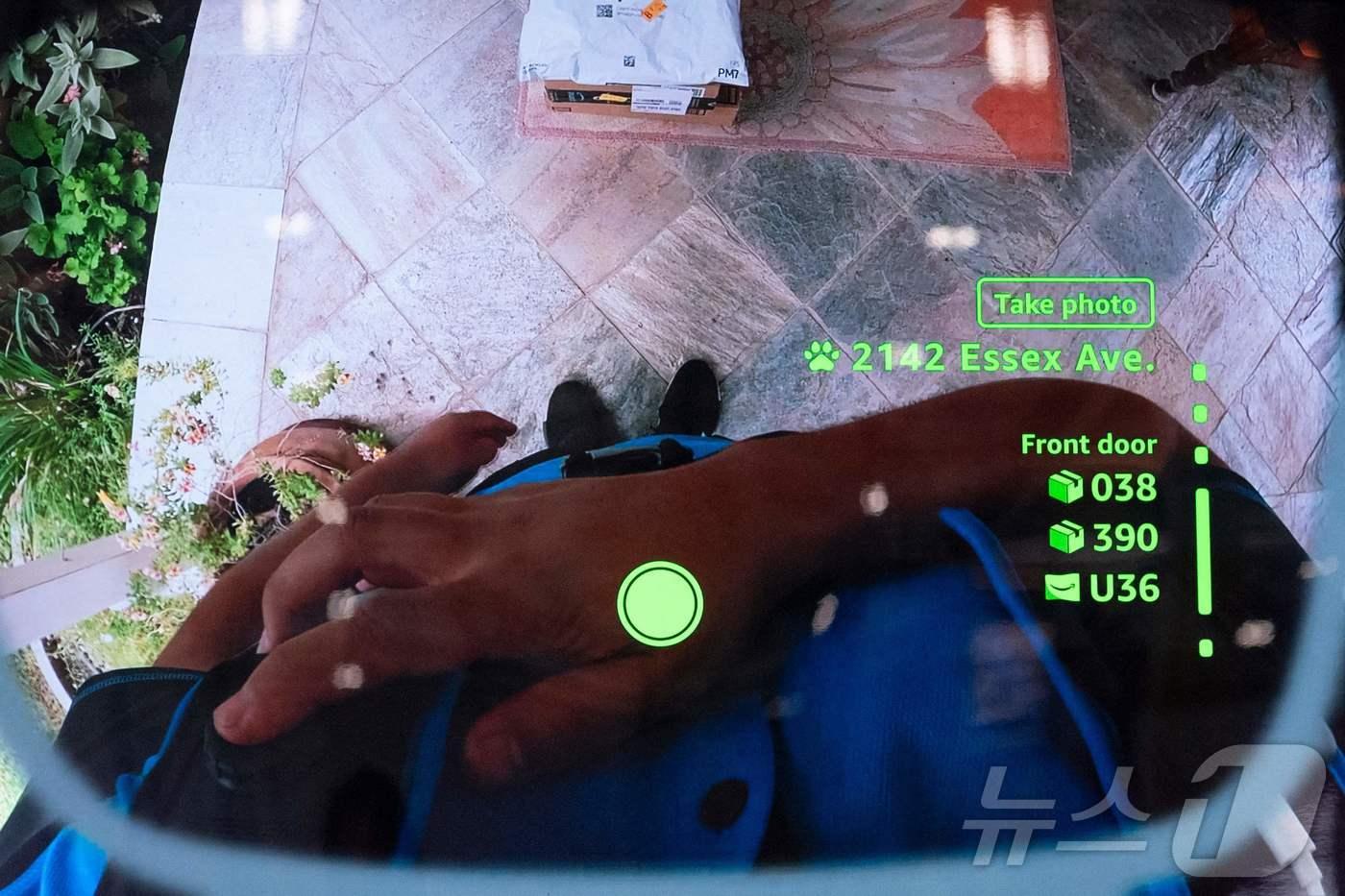 아마존이 22일(현지시간) 미국 캘리포니아주 밀피타스의 DUR3 배송센터에서 열린 '딜리버링 더 퓨처' 행사에서 배송기사용 스마트안경 '아멜리아'(Amelia)를 공개했다. 실시간 길 안내와 배송 지침 화면이 스마트안경 스크린에 비춰지고 있는 모습. 2025.10.22./뉴스1 ⓒ AFP=뉴스1 ⓒ News1 이창규 기자