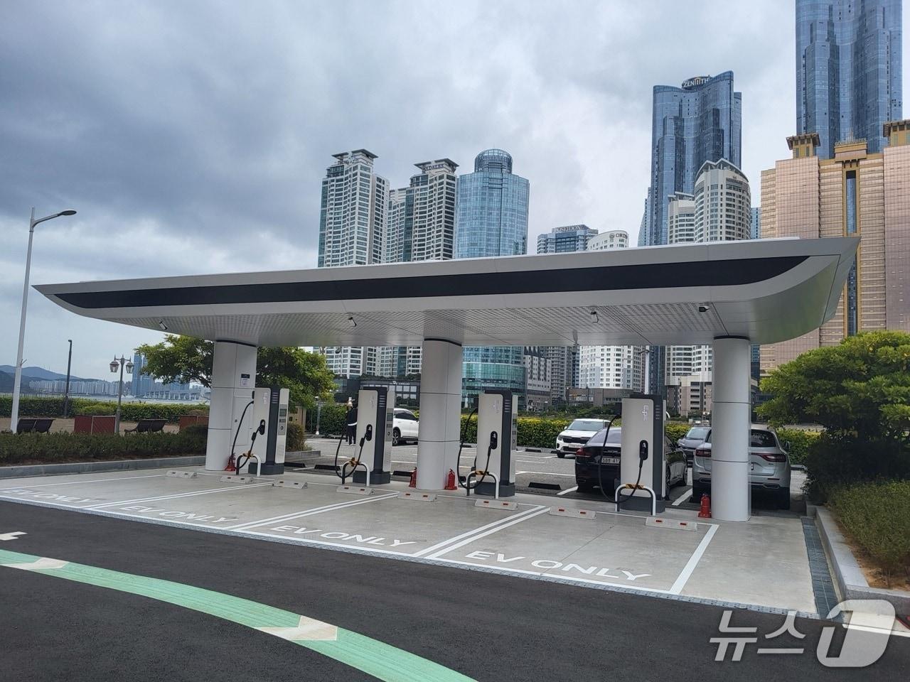 본문 이미지 - 해운대구 동백공원 공영주차장에 구축된 초고속 전기차 충전소.(해운대구 제공. 재판매 및 DB금지)