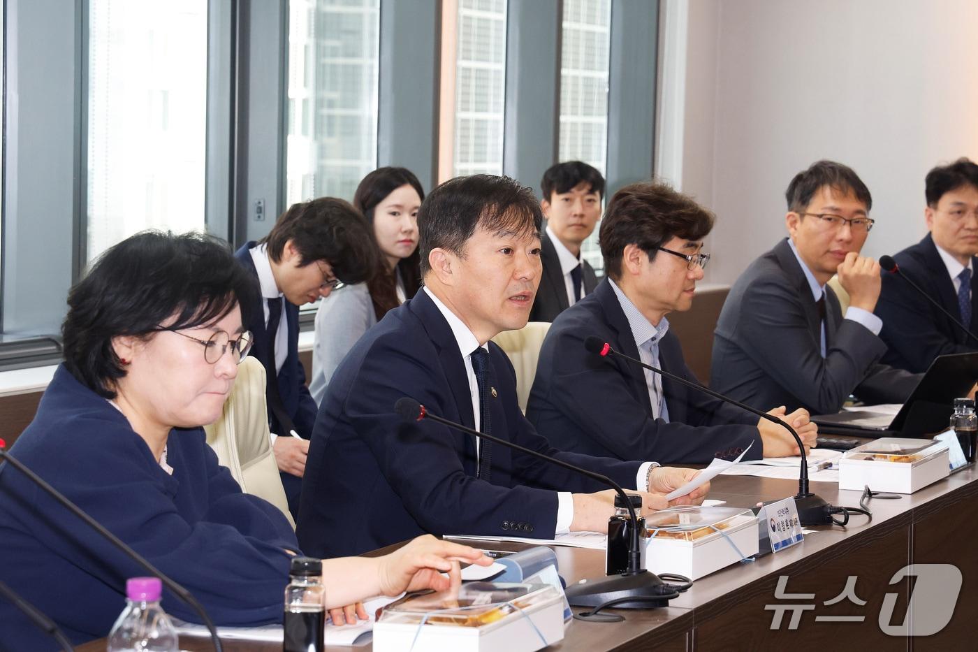 보건복지부는 23일 오전 서울 중구의 한국형 ARPA-H&#40;아르파-H&#41; 추진단 회의실에서 팬데믹 대비 백신·치료제를 개발하며 재난 대응체계를 구축하고 있는 보건안보분야 R&D&#40;연구개발&#41; 현장 전문가들과 간담회를 가졌다고 밝혔다.&#40;보건복지부 제공&#41;