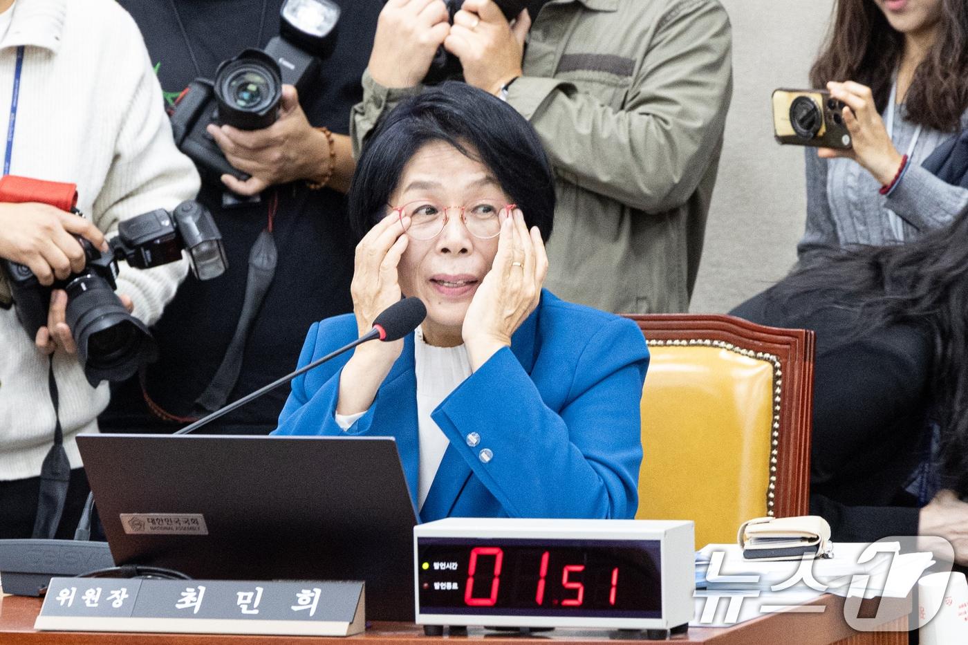 23일 서울 여의도 국회에서 열린 과학기술정보방송통신위원회 한국방송공사 등에 대한 국정감사에서 최민희 위원장이 김장겸 국민의힘 의원의 질의를 듣고 있다. 2025.10.23/뉴스1 ⓒ News1 이승배 기자