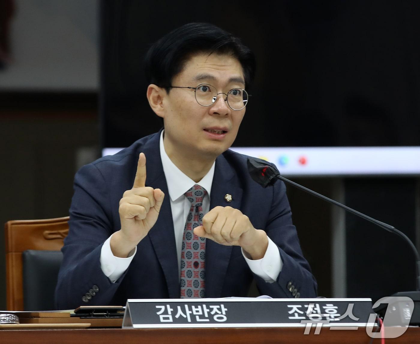 본문 이미지 - 조정훈 국회 교육위원회 감사반장&#40;국민의힘&#41;이 23일 경남 창원 성산구 경남교육청에서 열린 국회 교육위원회의 경상국립대, 부산대, 경상국립대병원, 부산대병원, 부산대치과병원에 대한 국정감사에서 조국 조국혁신당 비상대책위원장의 아내인 정경심 전 동양대학교 교수가 딸 조민씨의 표창장이 가짜라고 주장한 최성해 동양대 총장 등을 고소한 것과 관련해 최재원 부산대 총장에게 질의하고 있다. ⓒ News1 윤일지 기자