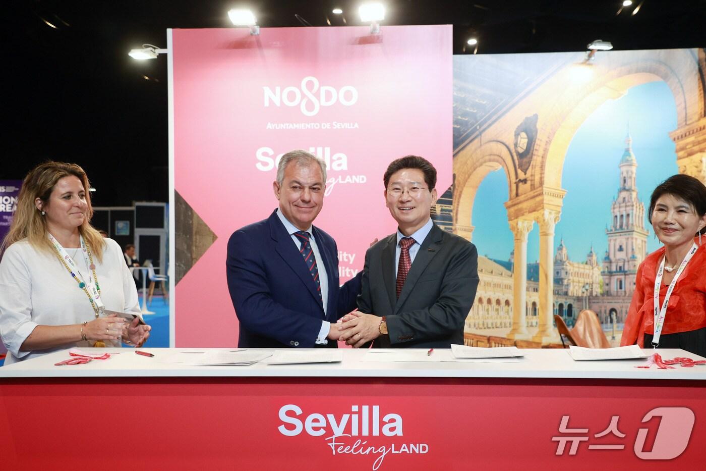 22일&#40;현지 시간&#41; 세비야시 피베스&#40;FIBES&#41;에서 이상일 시장이 호세 루이스 산스 시장과 우호 협약을 체결한 뒤 악수를 하고 있는 모습.&#40;용인시 제공&#41;