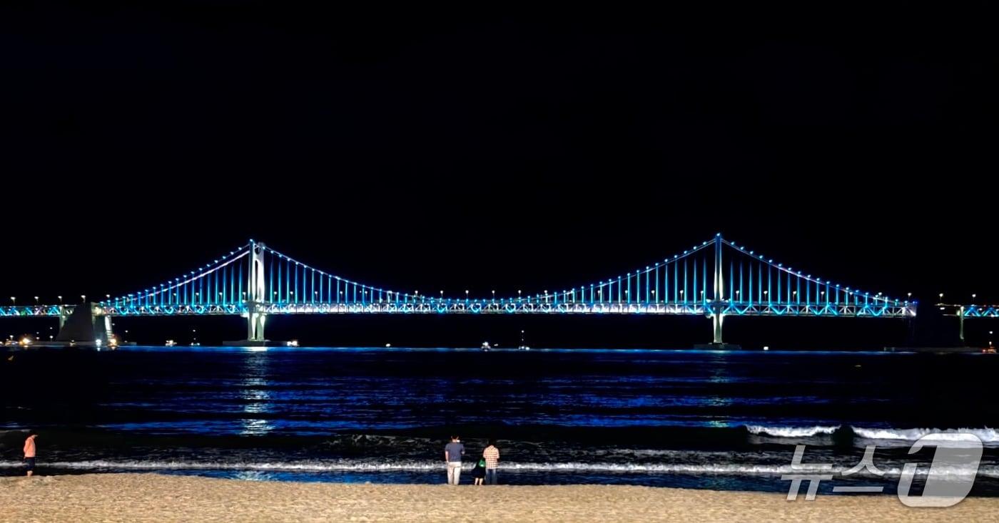'평화의 빛' 물든 광안대교. (부산시설공단 제공. 재판매 및 DB 금지)