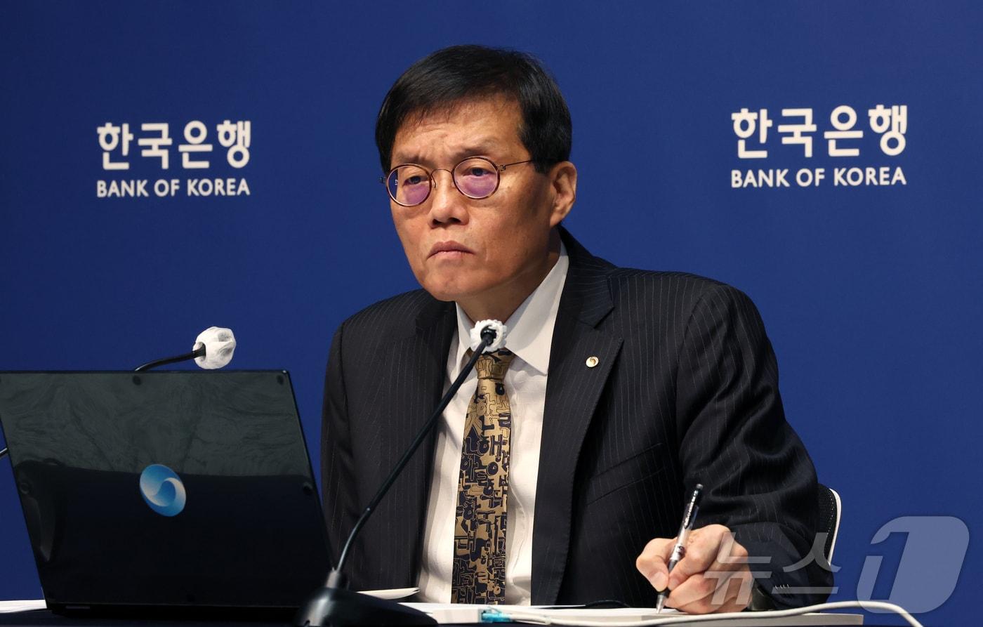 이창용 한국은행 총재가 23일 서울 중구 한국은행에서 열린 금융통화위원회 금리 결정에 대한 기자간담회에서 질문을 듣고 있다. 2025.10.23/뉴스1 ⓒ News1 사진공동취재단