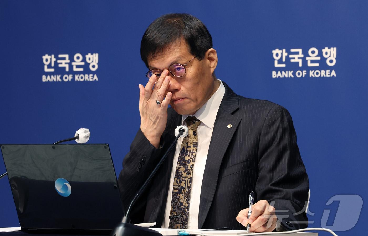 이창용 한국은행 총재가 23일 서울 중구 한국은행에서 열린 금융통화위원회 금리 결정에 대한 기자간담회에서 안경을 고쳐쓰고 있다. 2025.10.23/뉴스1 ⓒ News1 사진공동취재단