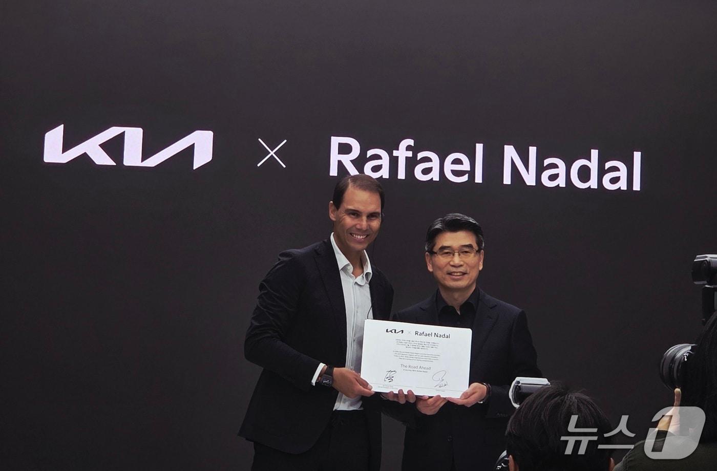 23일 서울 성동구에 위치한 브랜드 체험 공간 &#39;기아 언플러그드 그라운드&#39;에서 기아 송호성 사장&#40;왼쪽&#41;과 테니스 선수 라파엘 나달이 공식 후원 파트너십을 연장하는 조인식을 개최하고 있다. 2025.10.23 /뉴스1 박기범 기 자 