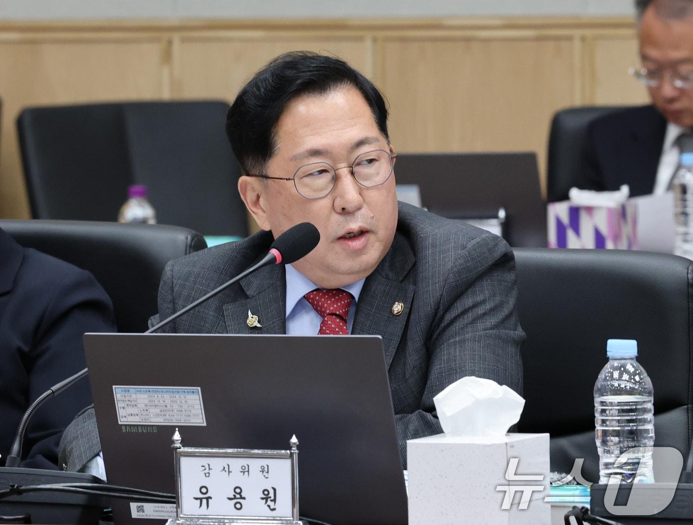 본문 이미지 - 유용원 국민의힘 의원이 2025년 10월 23일 충남 계룡대에서 열린 국회 국방위원회의 공군본부에 대한 국정감사에서 질의하고 있는 모습. 2025.10.23 ⓒ 뉴스1 김기태 기자