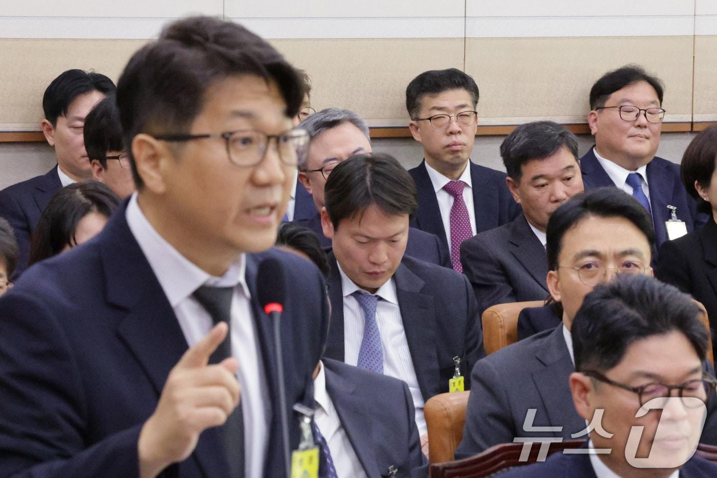 엄희준 광주고검 검사가 23일 서울 여의도 국회 법제사법위원회에서 열린 서울고등검찰청·서울중앙지방검찰청 등에 대한 국정감사에서 문지석 광주지검 부장검사의 발언을 듣고 있다. 2025.10.23/뉴스1 ⓒ News1 신웅수 기자