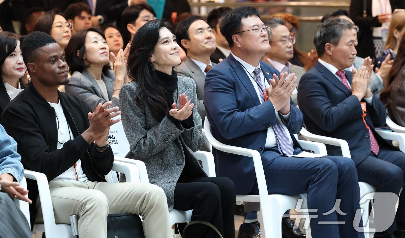 이부진 한국방문의해위원회 위원장&#40;앞줄 왼쪽 두번째부터&#41;과 김대현 문화체육관광부 제2차관, 이학재 인천공항공사 사장이 23일 인천국제공항 제1터미널에서 열린 &#39;2025 환영주간&#39; 개막행사에서 손뼉을 치고 있다. 문화체육관광부와 한국방문의해위원회는 2025년 아시아태평양경제협력체&#40;APEC&#41; 정상회의 및 방한 관광 성수기를 맞아 이날부터 다음 달 9일까지 인천국제공항과 경주역, 김해공항, 부산항 등에서 외국인 관광객들을 환대하는 &#39;환영 주간&#39;을 연다. 2025.10.23/뉴스1 ⓒ News1 오대일 기자