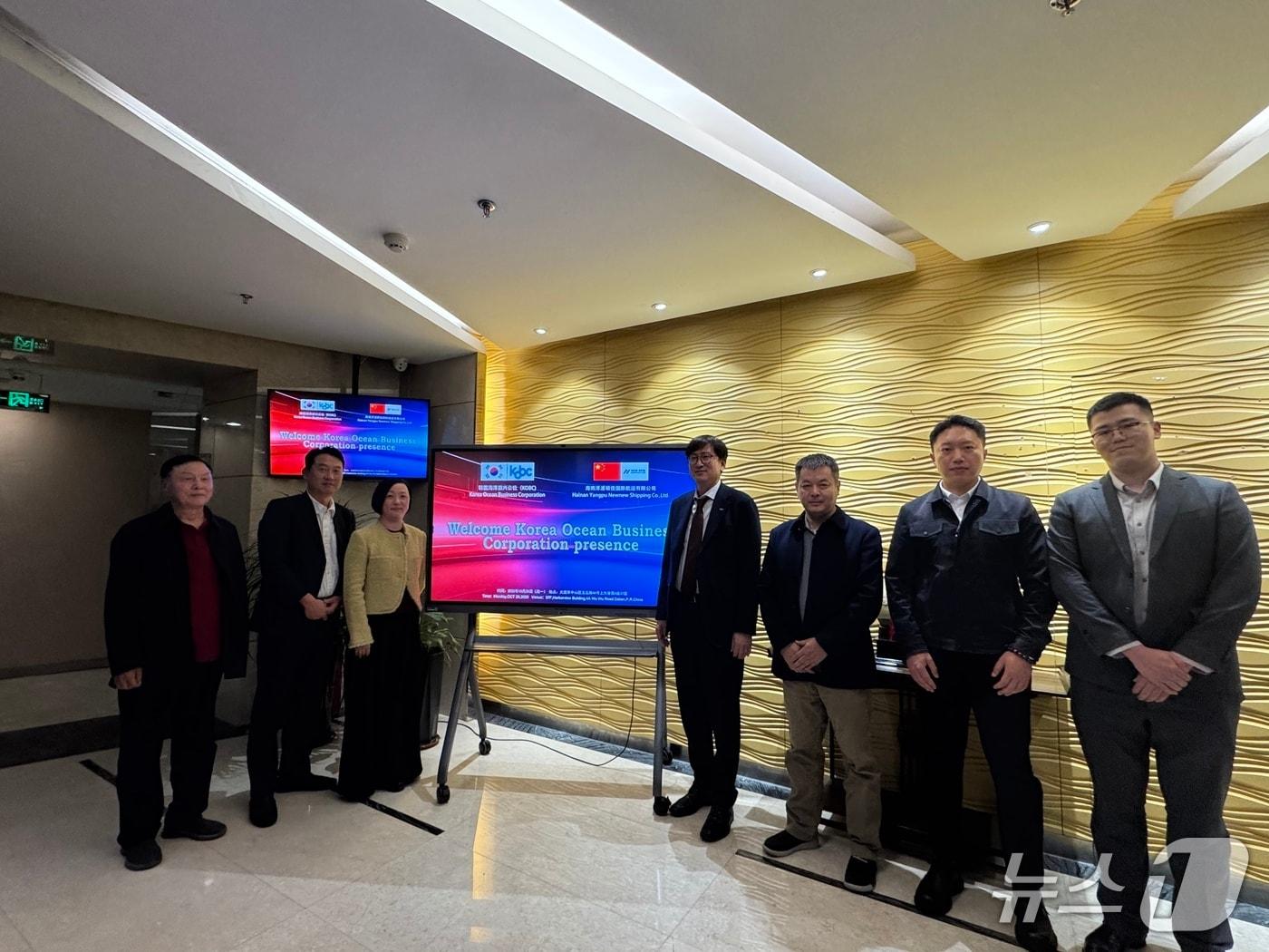 본문 이미지 - 정영두 해진공 센터장&#40;왼쪽 4번째&#41;과 뉴뉴쉬핑 이사&#40;왼쪽 3번째&#41; 등 관계자들이 기념촬영을 하는 모습. &#40;해진공 제공. 재판매 및 DB 금지&#41;