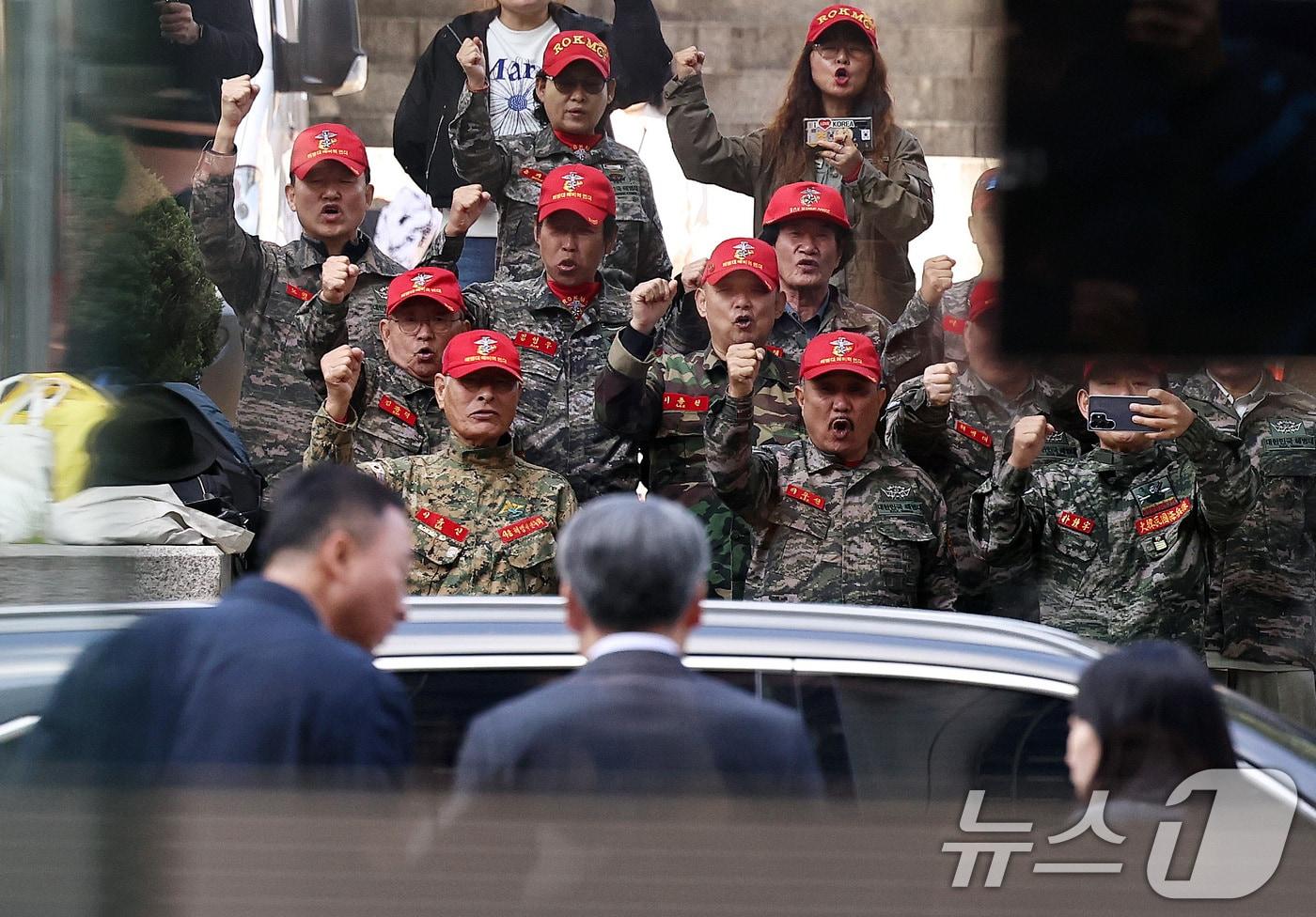 해병대 예비역 연대 회원들이 23일 오후 서초구 서울중앙지방법원에서 채상병 순직 및 수사 외압·은폐 의혹으로 구속 전 피의자 심문(영장실질심사)을 마친 이종섭 전 국방부 장관을 향해 항의하고 있다. 2025.10.23/뉴스1 ⓒ News1 구윤성 기자