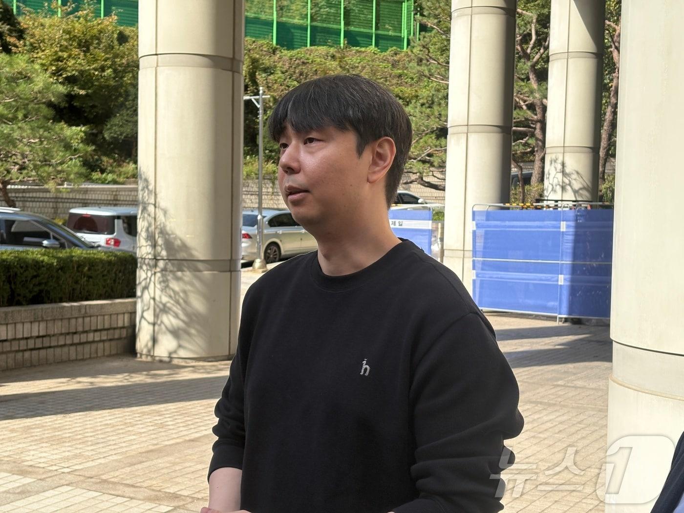 본문 이미지 - 최주현 아이언메이스 대표가 23일 서울고법에서 '다크 앤 다커' 관련 저작권 소송 변론 기일을 마치고 취재진 질문에 답하고 있다. 2025.10.23 ⓒ 뉴스1 김민재 기자