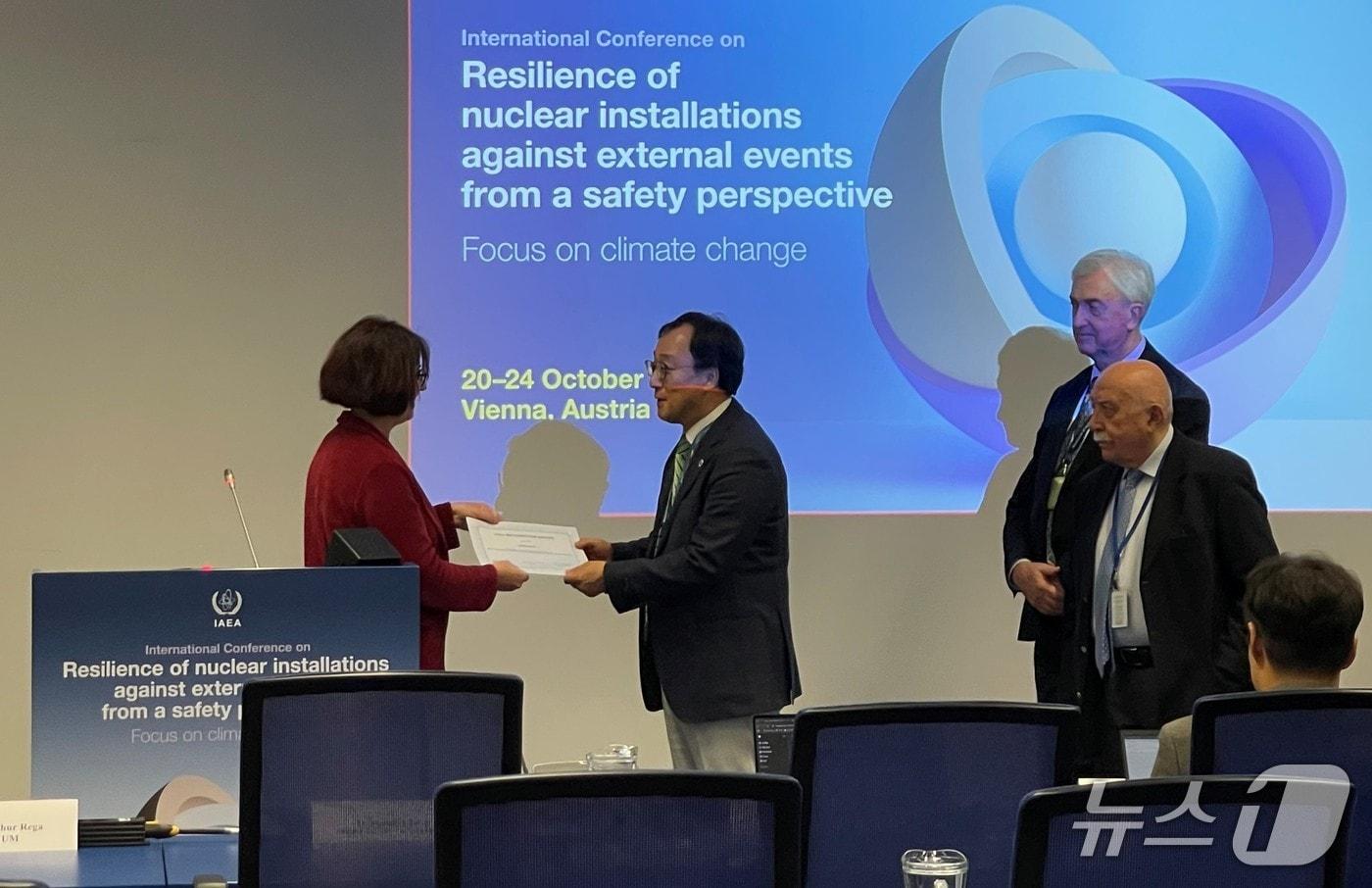 IAEA 본부에서 열린 외부재해안전실 주관 연차회의에서 김민규 원자력연 박사(가운데)가 공로상을 수상하고 있다.(원자력연 제공) /뉴스1