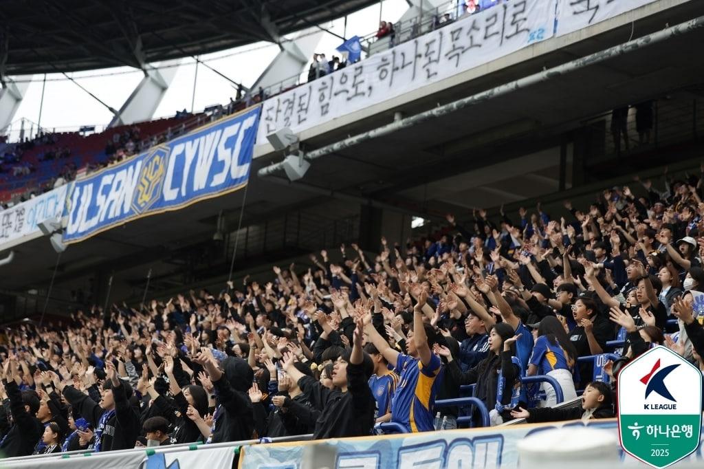 본문 이미지 - 축구판이 또 시끄럽다. 자신만 생각하는 축구인들의 이기심이 축구판 전체에 피해를 주고 있다. 원팀을 그렇게 외치면서 정작 축구인들은 하나되지 못하고 있다. &#40;한국프로축구연맹 제공&#41;