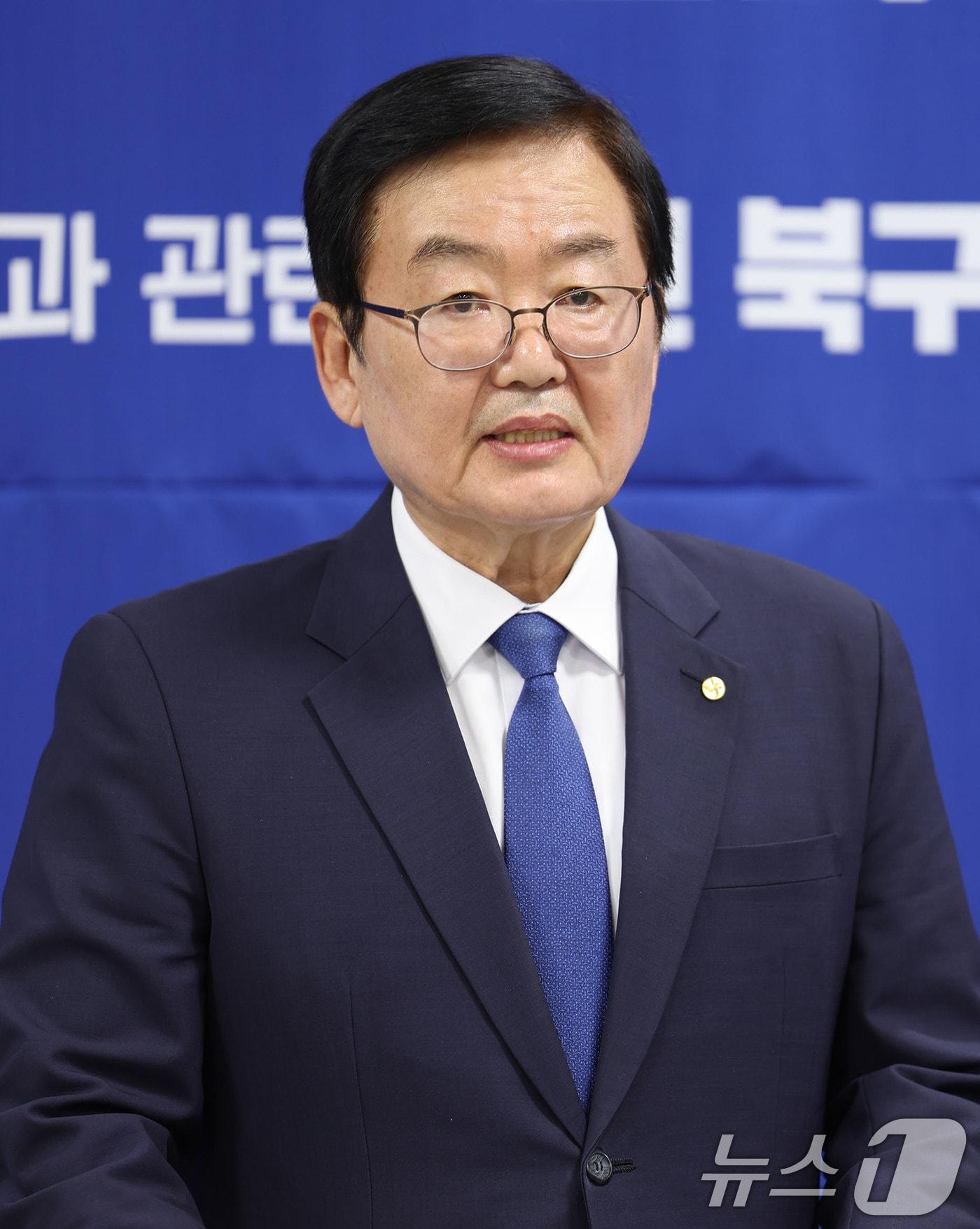 본문 이미지 - 문인 광주 북구청장이 23일 오후 광주광역시의회 브리핑룸에서 AI컴퓨팅센터 유치 공모 결과 관련 입장문을 발표하고 있다. 2025.10.23/뉴스1 ⓒ News1 박지현 기자