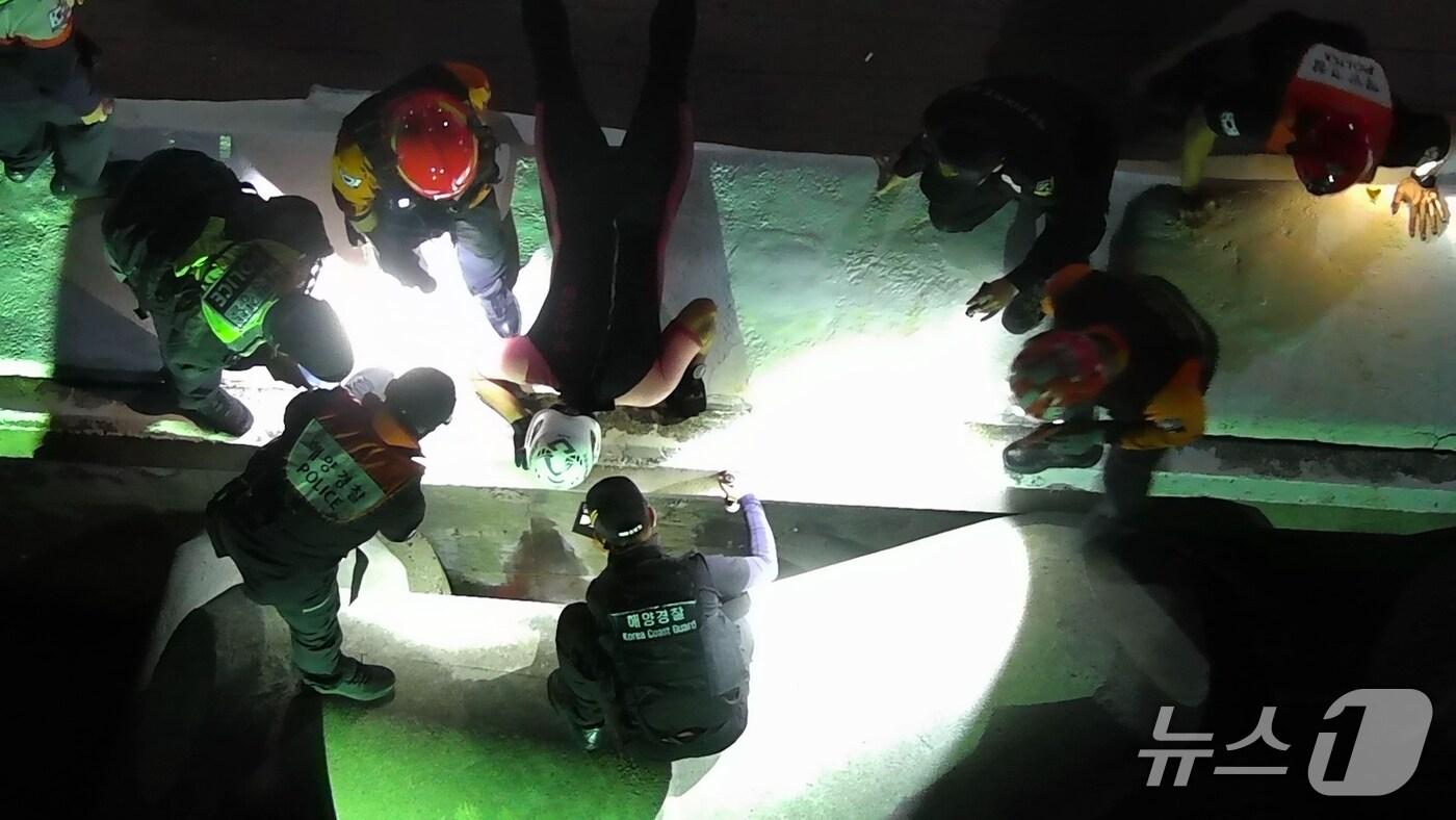 테트라포드 구조작업 현장 모습.&#40;남해해경청 제공. 재판매 및 DB 금지&#41;