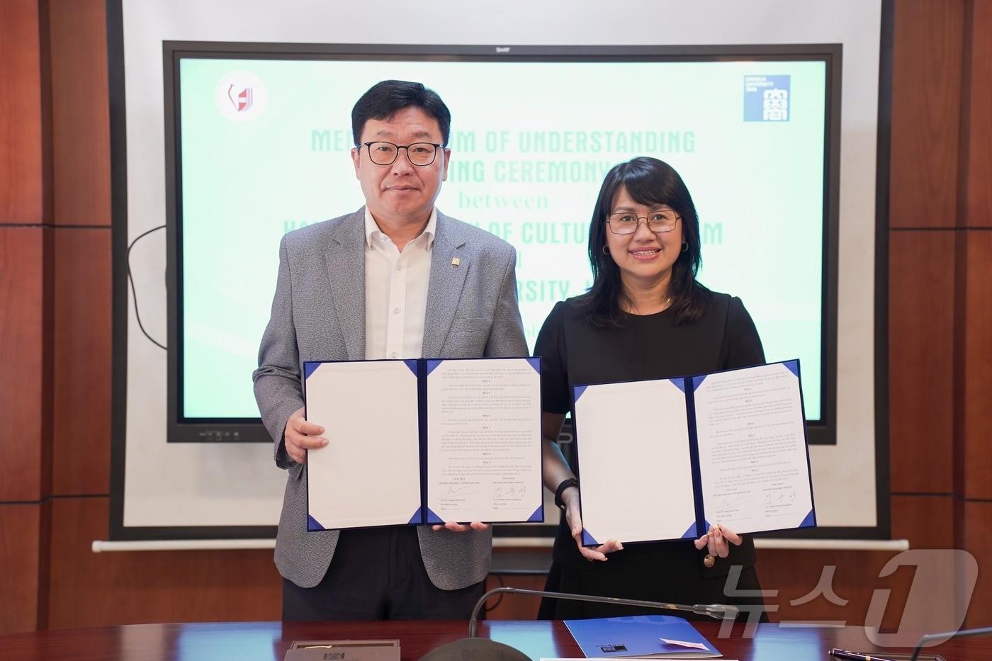 김춘성 조선대 총장이 베트남 현지 방문을 통해 문화대학교와 공동 교육과정 등을 위한 업무 협약을 맺고 있다.(조선대 제공. 재배포 및 DB 금지)