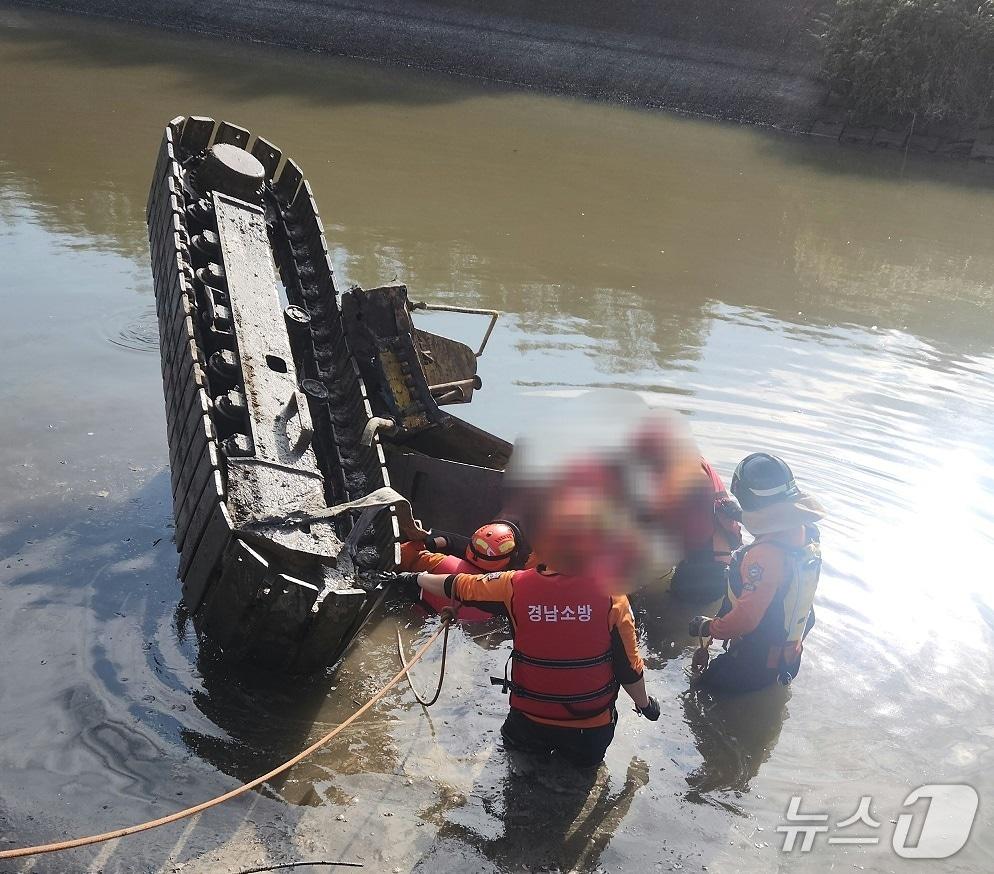 본문 이미지 - 23일 오전 8시 25분쯤 경남 창녕군의 한 하천변 배수로 공사장에서 작업 중이던 굴착기가 넘어지면서 하천에 빠져 60대 기사가 숨졌다. 사진은 사고 현장 모습(독자제공. 재판매 및 DB금지)