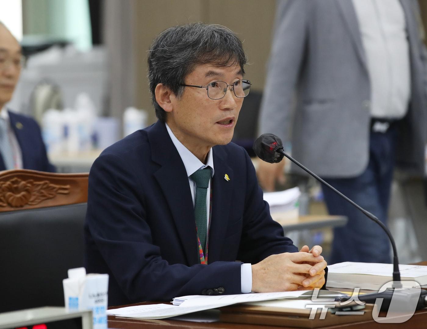 본문 이미지 - 천창수 울산교육감이 23일 경남 창원 성산구 경남교육청에서 열린 국회 교육위원회의 경남·울산·부산교육청에 대한 국정감사에서 의원 질의에 답변하고 있다. 2025.10.23/뉴스1 ⓒ News1 