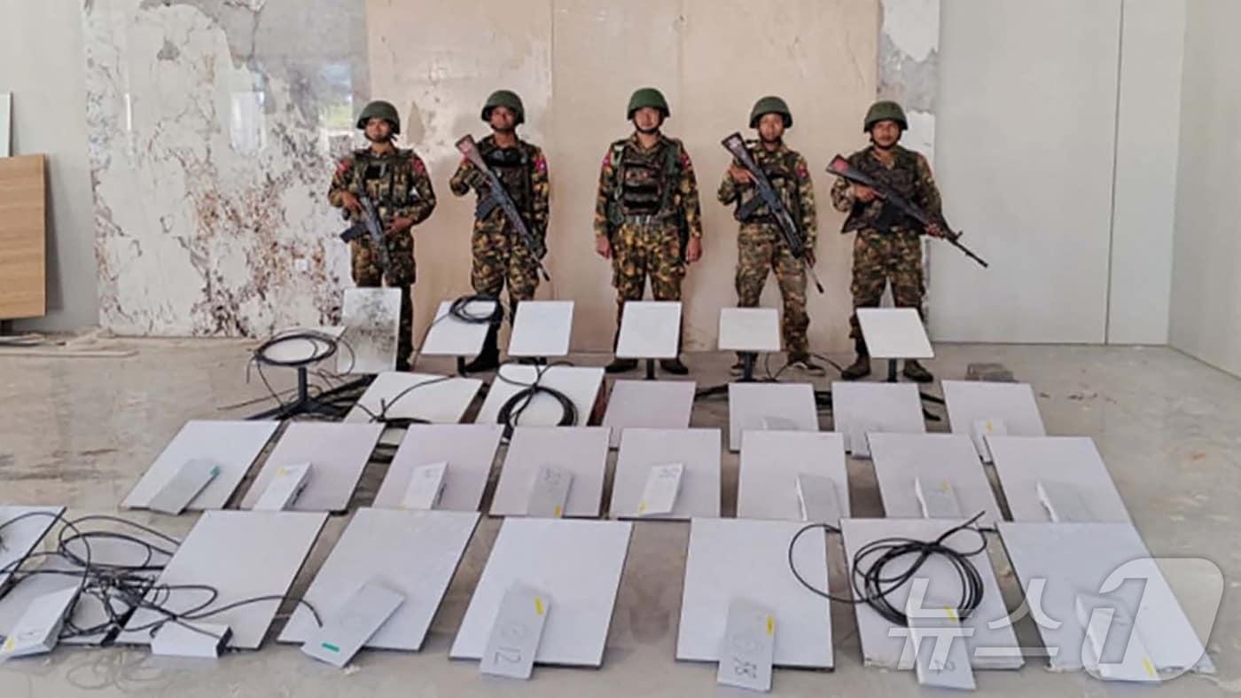 지난 20일&#40;현지시간&#41; 미얀마군 병사들이 꺼인주 먀워디에 위치한 스캠&#40;사기&#41; 센터 &#39;KK 파크&#39;를 급습해 압수한 스타링크 인터넷 서비스 수신기 모습. 사진은 미얀마군 제공. 2025.10.20 ⓒ AFP=뉴스1 ⓒ News1 김지완 기자