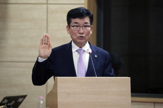 본문 이미지 - 윤건영 충북교육감이 23일 오후 충북대학교 개신문화관에서 열린 국회 교육위원회의 대전·세종·충북·충남교육청에 대한 국정감사에서 증인 선서를 하고 있다. 2025.10.23/뉴스1 ⓒ News1 김용빈 기자