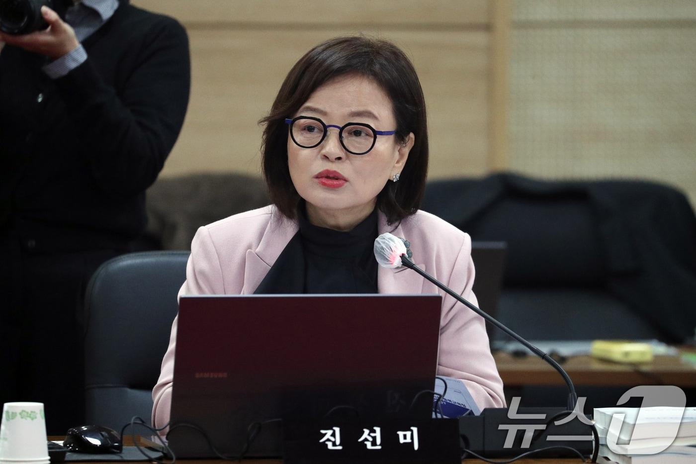 진선미 의원이 지난 23일 오후 충북대학교 개신문화관에서 열린 국회 교육위원회의 대전·세종·충북·충남교육청에 대한 국정감사에서 질문을 하고 있다. 2025.10.23/뉴스1 ⓒ News1 김용빈 기자