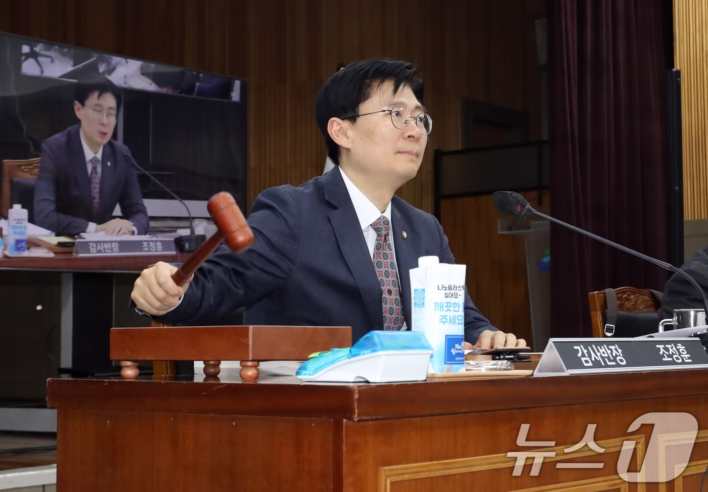 조정훈 국회 교육위원회 감사반장&#40;국민의힘&#41;이 지난달 23일 경남 창원 성산구 경남교육청에서 열린 국회 교육위원회의 경남·울산·부산교육청에 대한 국정감사에서 감사 개시를 선언하며 의사봉을 두드리고 있다. 2025.10.23/뉴스1 ⓒ News1 윤일지 기자