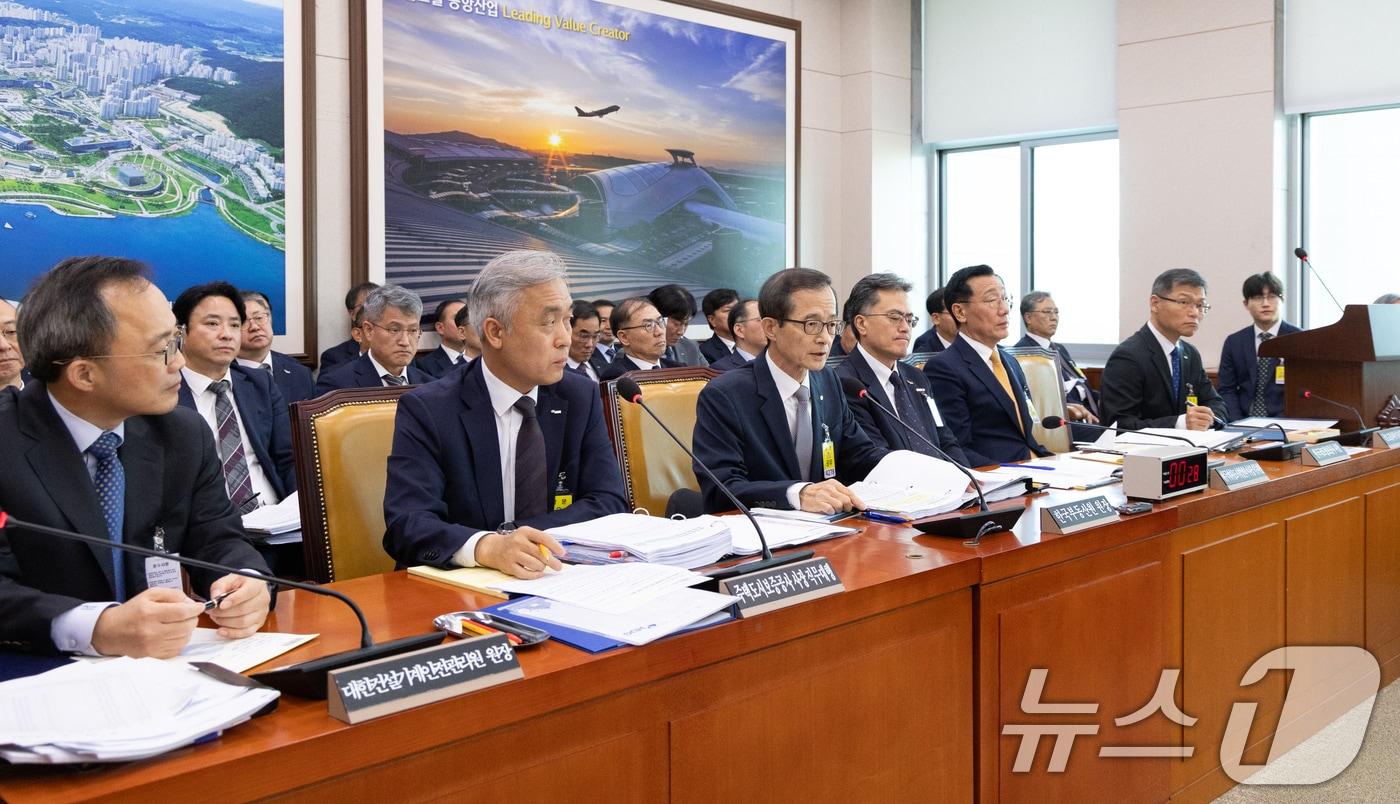 손태락 한국부동산원장이 23일 서울 여의도 국회에서 열린 국토교통위원회 한국부동산원 등에 대한 국정감사에 출석해 의원 질의에 답변하고 있다. 2025.10.23/뉴스1 ⓒ News1 이승배 기자