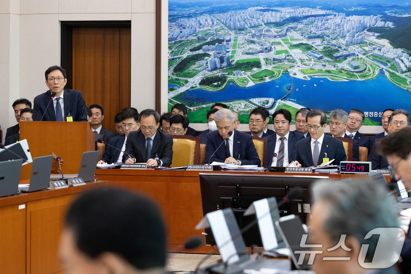 김규철 국토교통부 주택토지실장이 23일 서울 여의도 국회에서 열린 국토교통위원회 한국부동산원 등에 대한 국정감사에 출석해 의원 질의에 답변하고 있다. 2025.10.23/뉴스1 ⓒ News1 이승배 기자