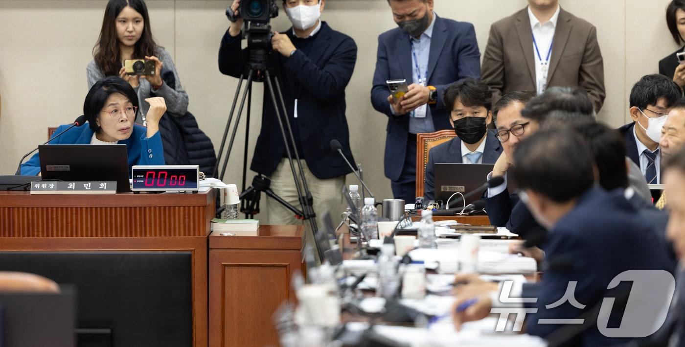 지난 23일 서울 여의도 국회에서 열린 과학기술정보방송통신위원회 한국방송공사 등에 대한 국정감사에서 최민희 위원장이 김장겸 국민의힘 의원 발언을 듣고 있다. 2025.10.23/뉴스1 ⓒ News1 이승배 기자