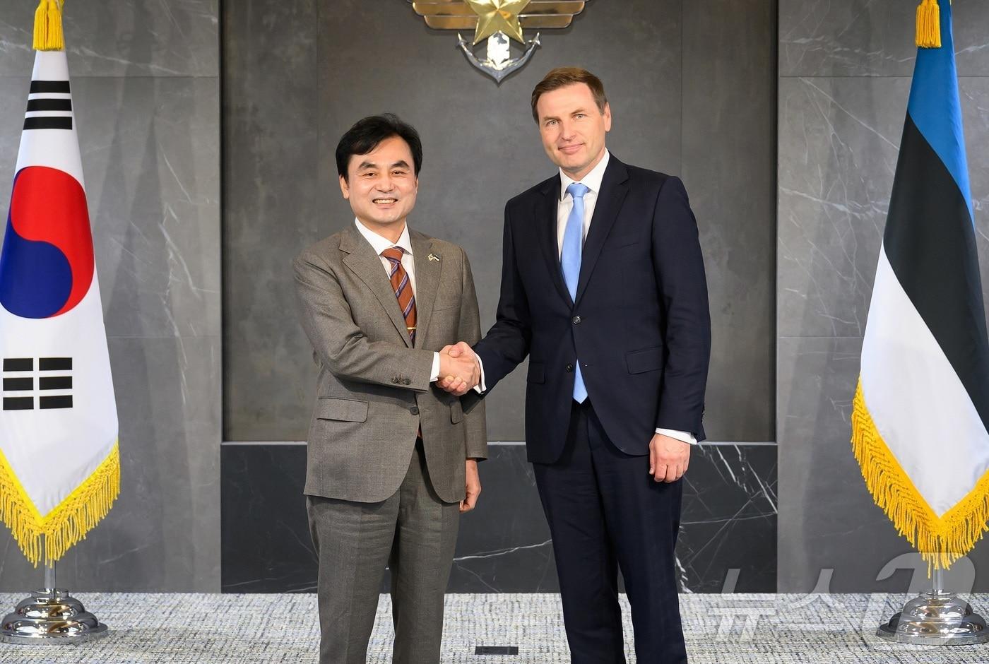 안규백 국방부 장관이 23일 서울 용산구 국방부에서 한노 페브쿠르 에스토니아 국방장관과 국방장관회담에 앞서 악수하고 있다. (국방붑 제공. 재판매 및 DB금지) 2025.10.23/뉴스1