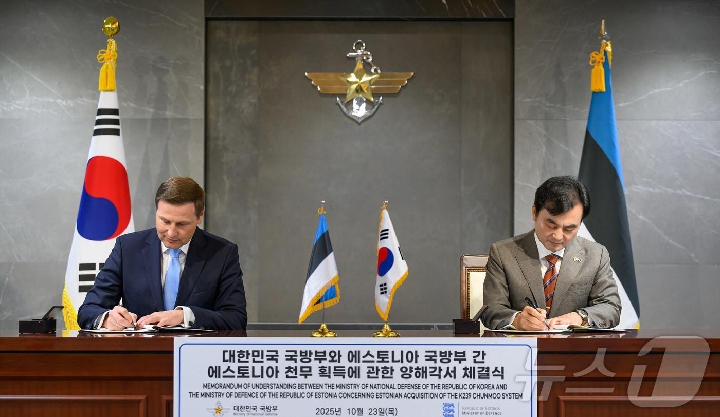 안규백 국방부 장관이 23일 서울 용산구 국방부에서 한노 페브쿠르 에스토니아 국방장관과 천무 획득에 관한 양해각서를 체결하고 있다. &#40;국방붑 제공. 재판매 및 DB금지&#41; 2025.10.23/뉴스1
