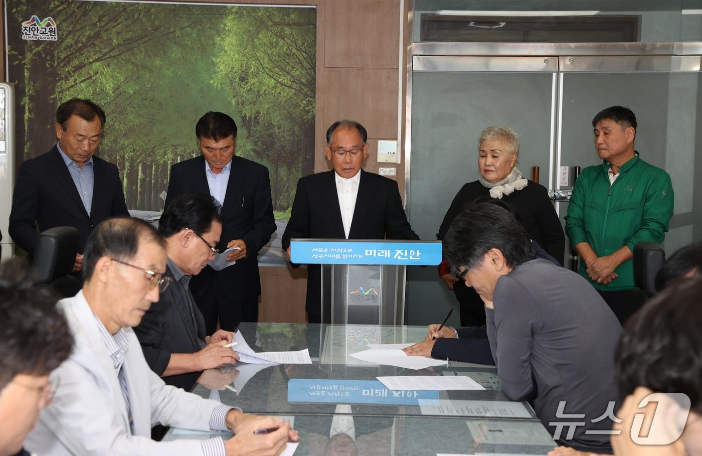 23일 전북 진안군 사회단체들이 군청 기자실에서 기자회견을 갖고 농어촌기본소득 시범사업 확대를 촉구하고 있다.&#40;단체제공. 재판매 및 DB금지&#41;2025.10.23/뉴스1